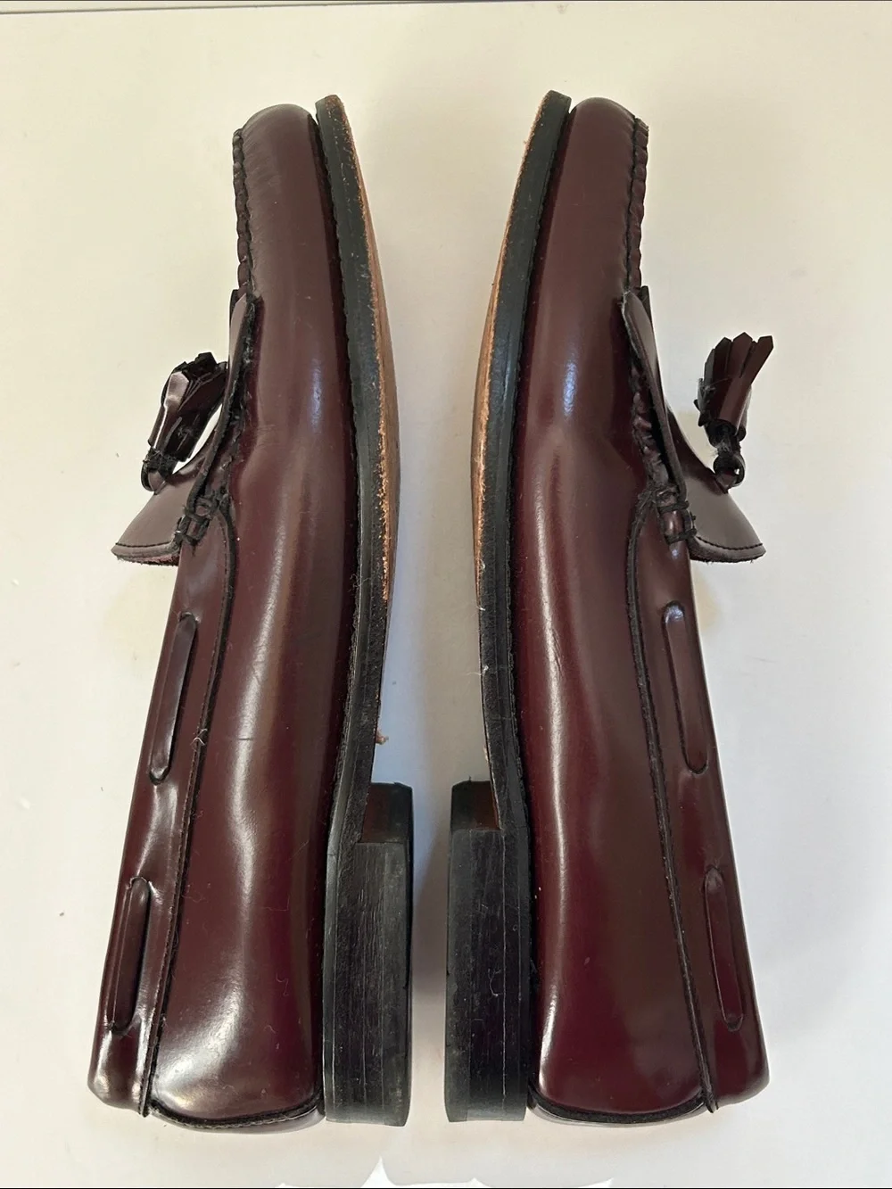 G.H. Bass Weejuns Men's Size 9 D Tassel Layton Loafers in Deep Burgundy Leather.